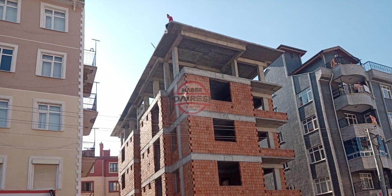 Konya’da 4 katlı inşaata çıkan kişi ekipleri alarma geçirdi