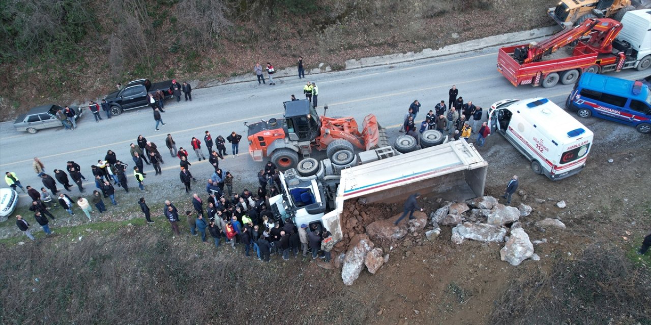 Taş yüklü kamyon devrildi, sürücü hayatını kaybetti