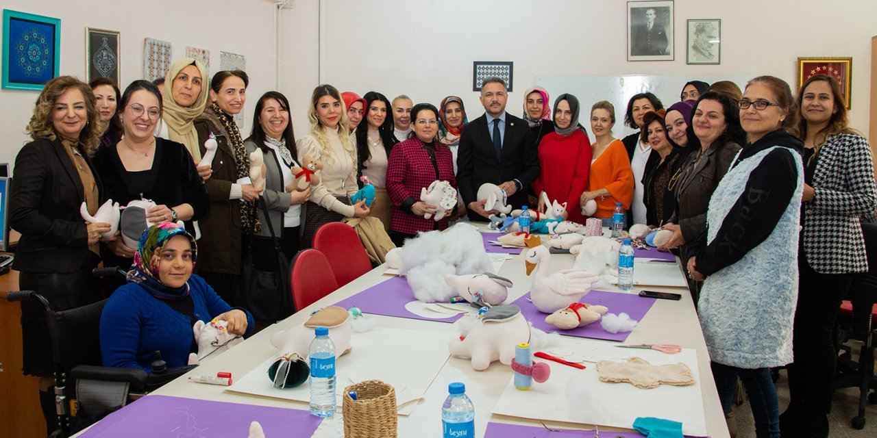 Konya Selçuk Üniversitesinde depremzedeler için tekstil ürünleri ve oyuncak üretiliyor