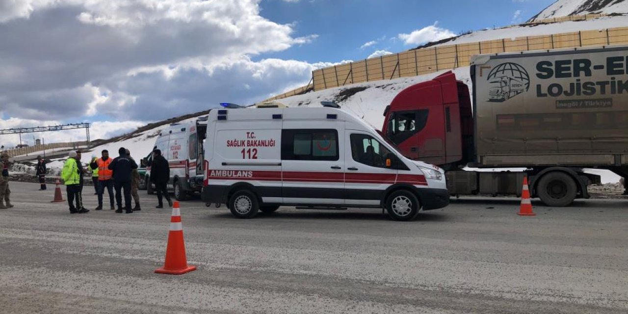 Depremzede ailenin içinde bulunduğu otomobil ile TIR çarpıştı: 1 ölü