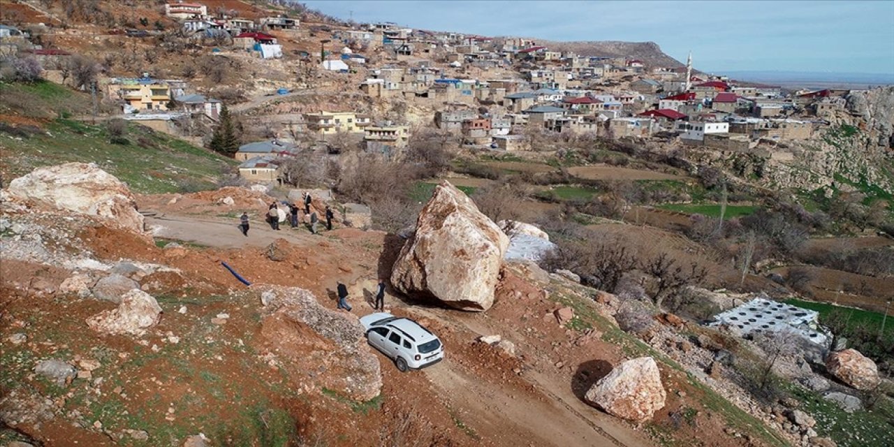 Depremde dağdan kopan devasa kayalar evleri teğet geçti