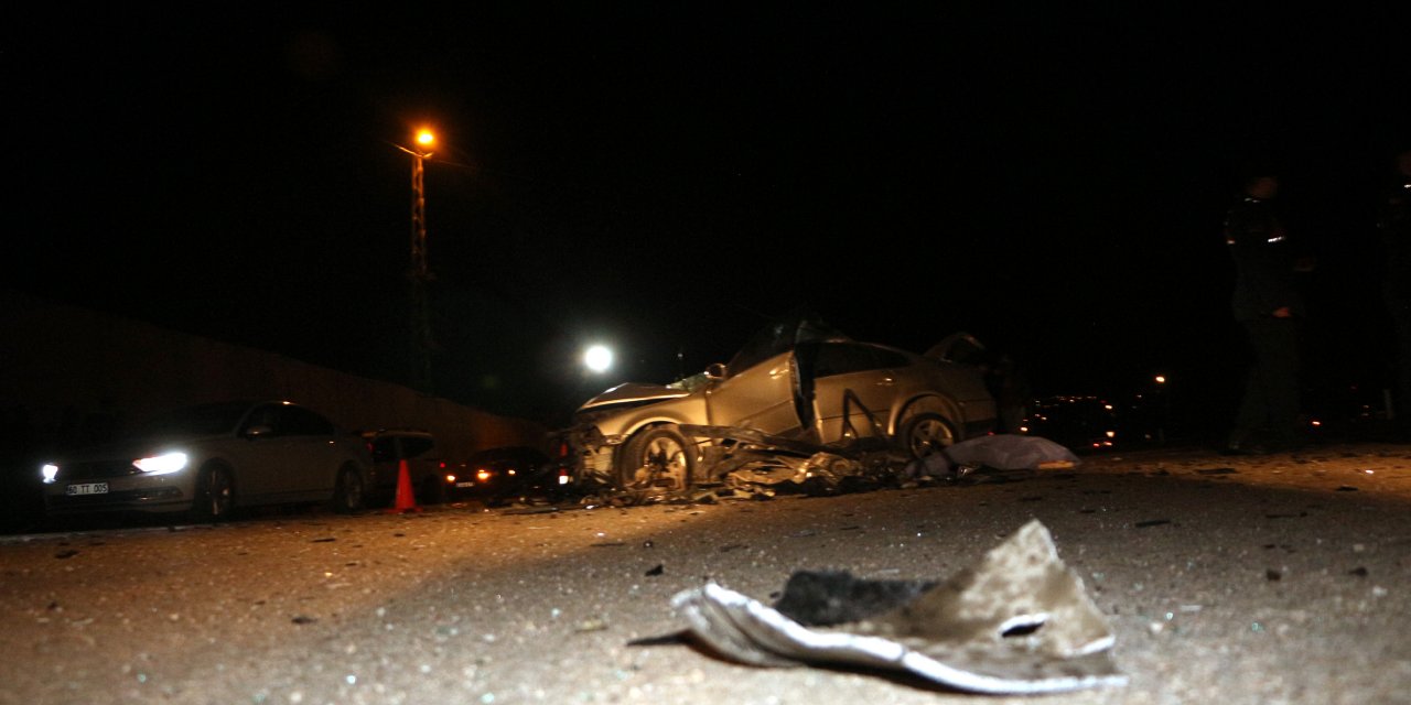 Otomobil ile kamyonet çarpıştı: 2 ölü, 4 yaralı