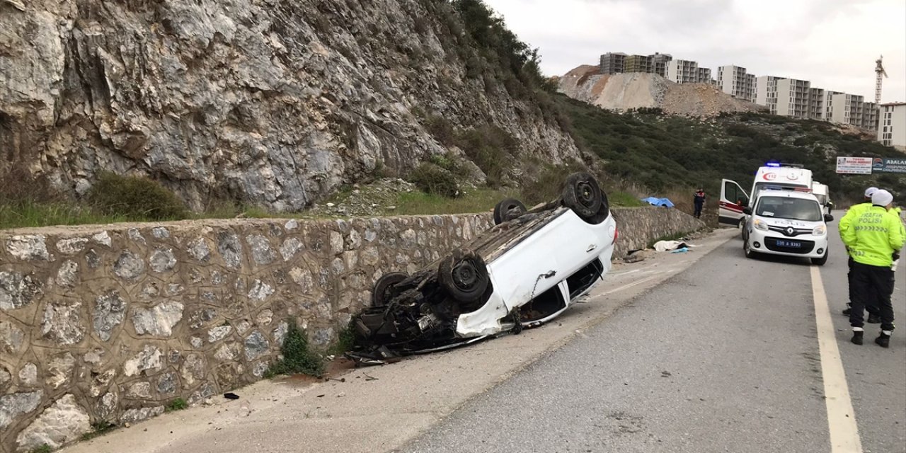İstinat duvarına çarpan otomobil devrildi: 2 ölü, 1 yaralı