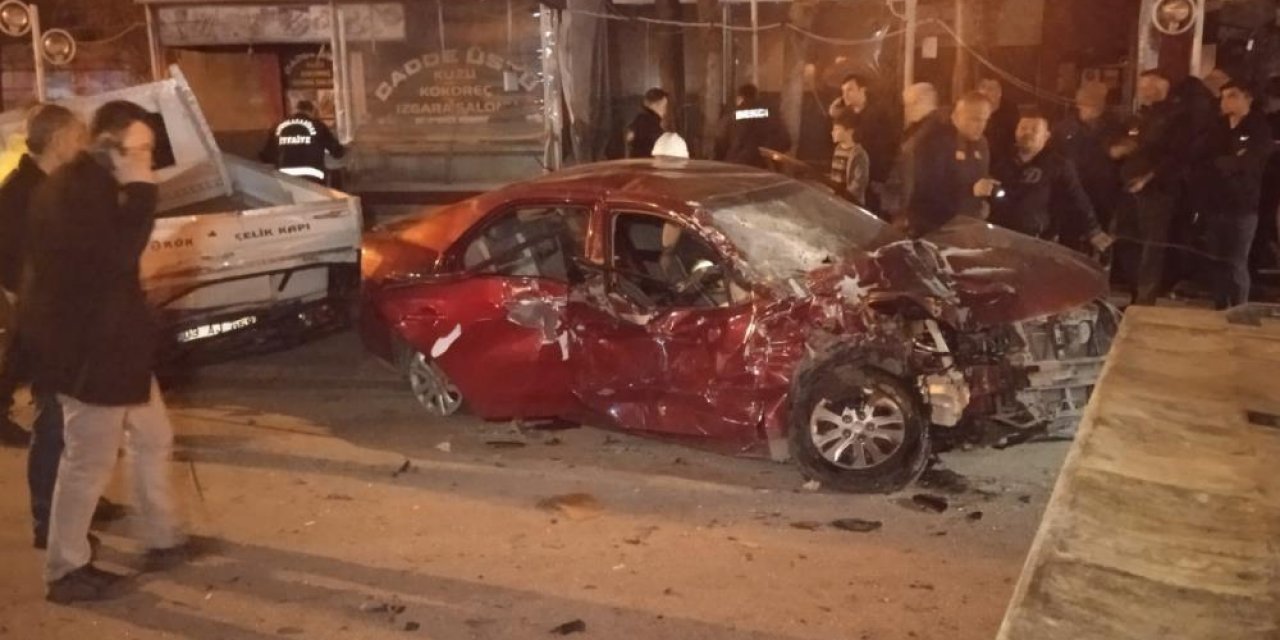 16 yaşındaki sürücü iki araca çarptı: 1 ölü, 4 yaralı