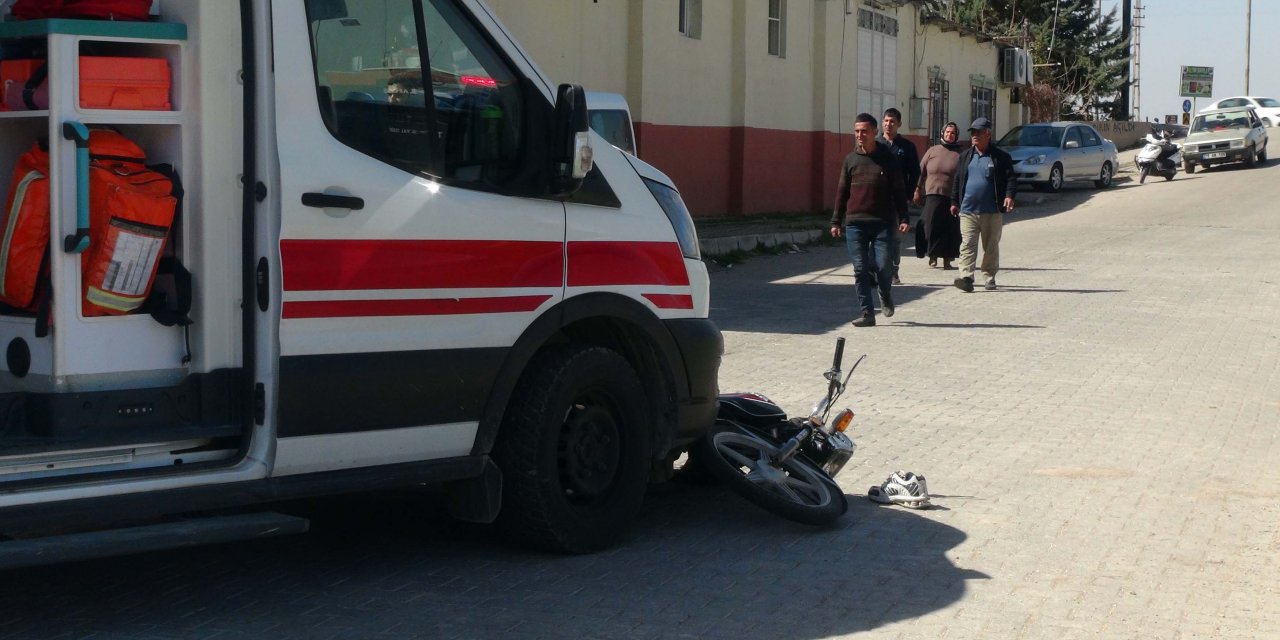 Motosiklet ile ambulans çarpıştı: 2 yaralı