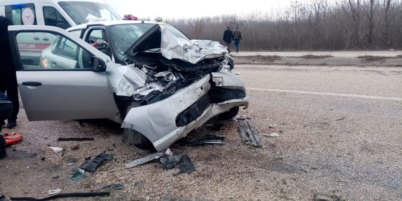 2 otomobilin çarpıştığı kazada 9 kişi yaralandı