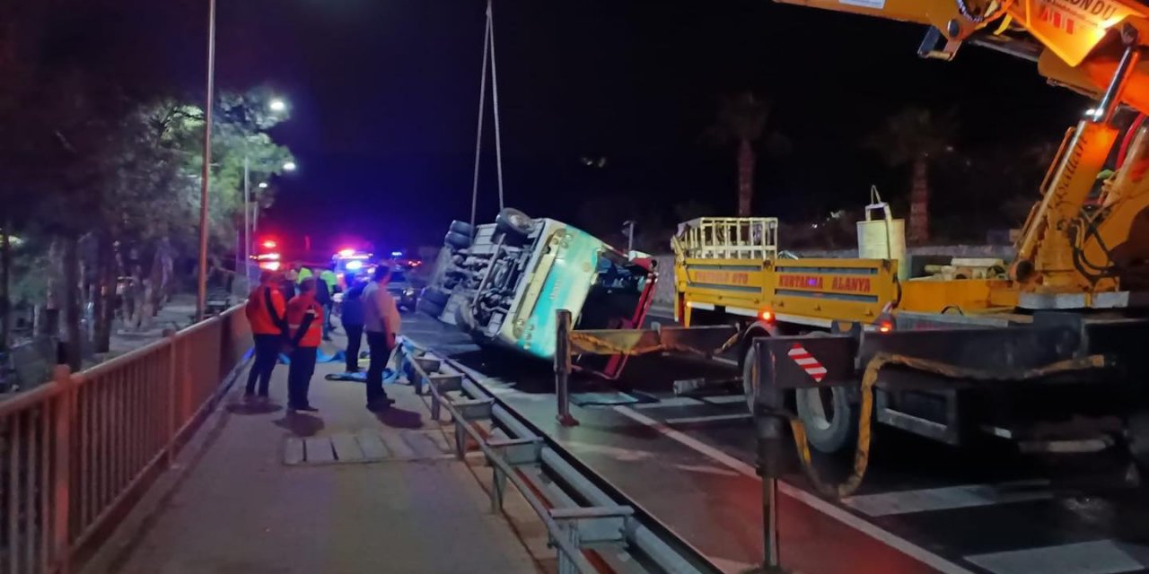 Futbolcuları taşıyan midibüs devrildi: 15 yaralı