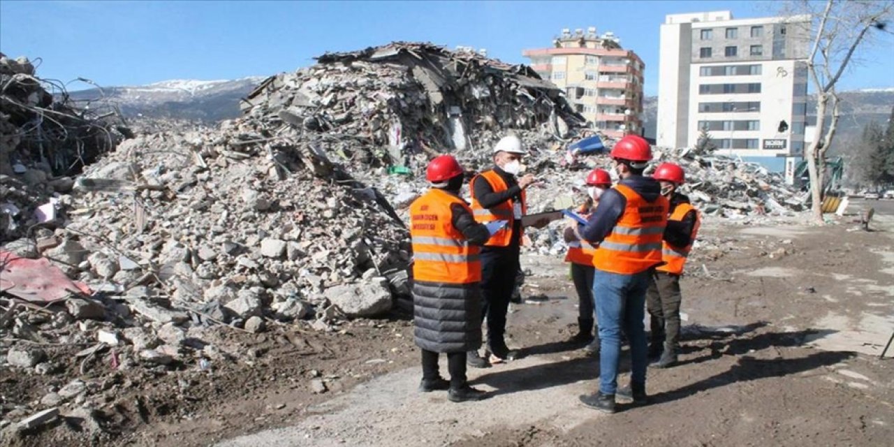 Deprem bölgesinde çalışma yapan akademisyenler "Enkaz Yönetim Rehberi" hazırlıyor