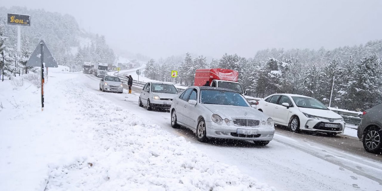 Son Dakika: Konya'da kar nedeniyle bir yol ulaşıma kapatıldı
