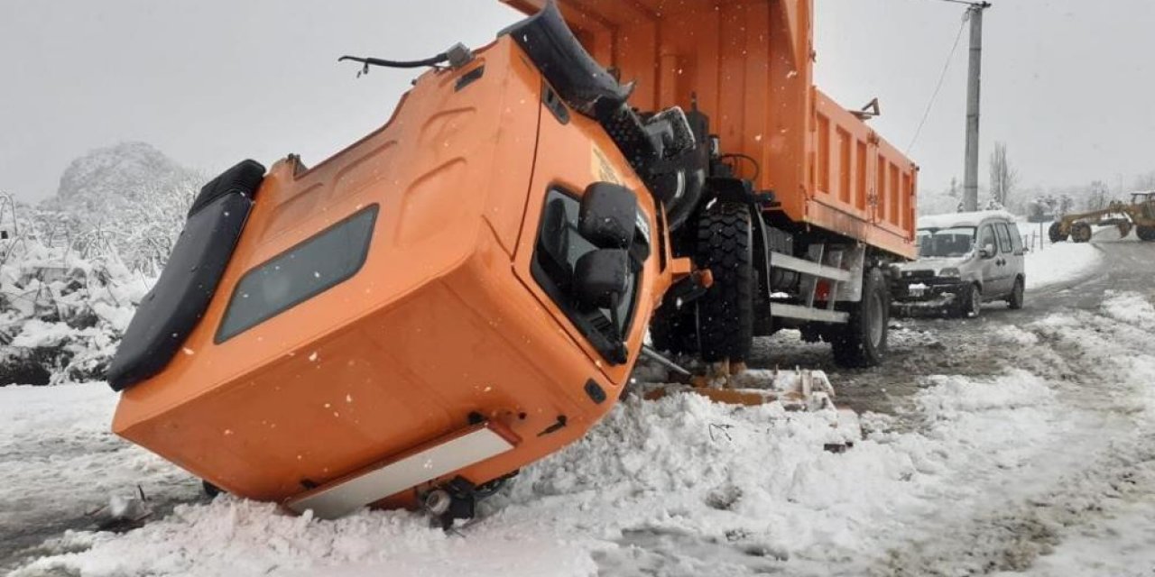 Konya’da kar yağışının etkili olduğu ilçede kürüme aracı kaza yaptı