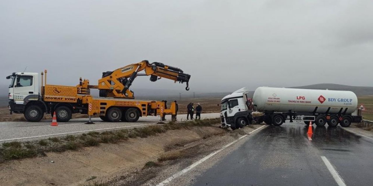 Konya yolunda LPG yüklü tanker, refüje düştü