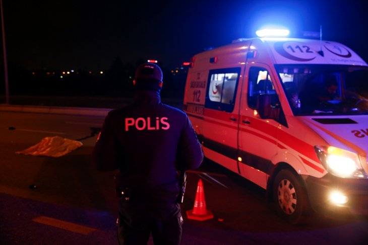 Yolun karşısına geçmeye çalışırken otomobil çarptı