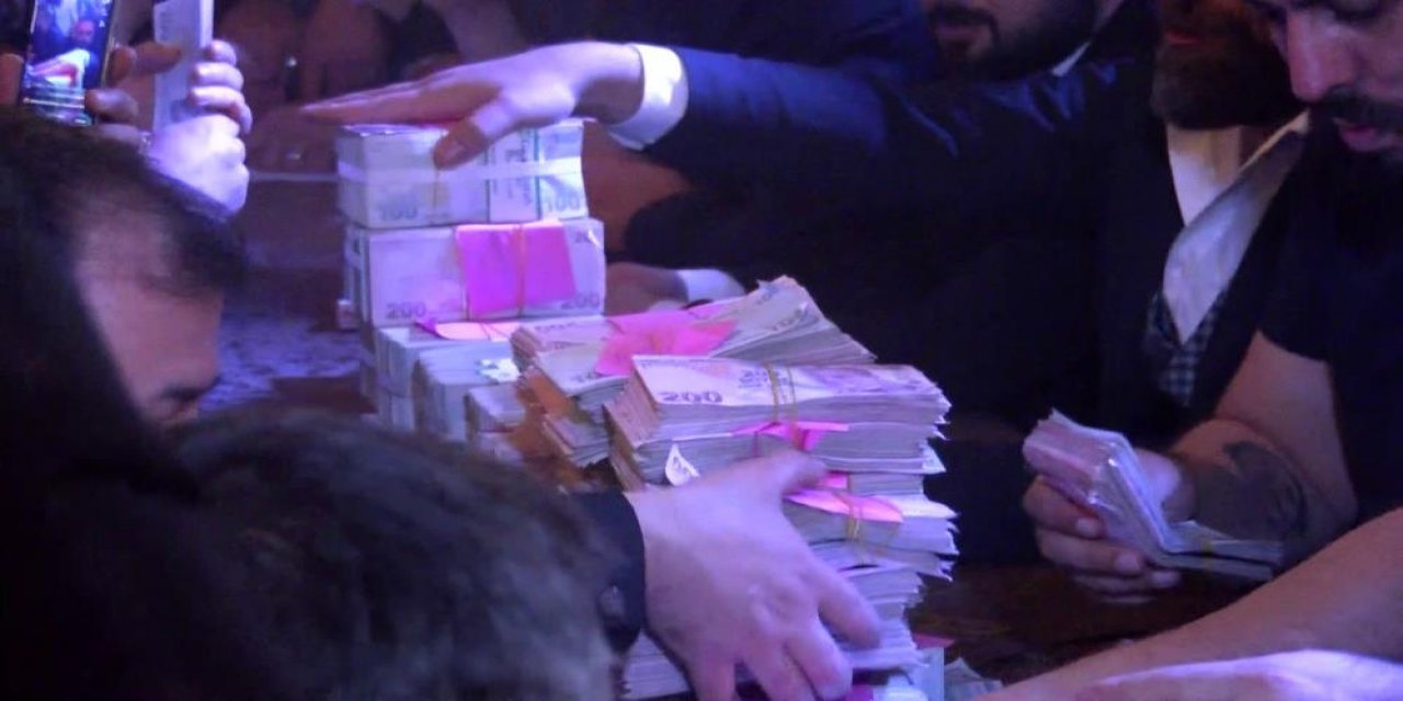 Miktar dudak uçuklattı! Salonda toplanan balya balya parayı bavullarla taşıdılar