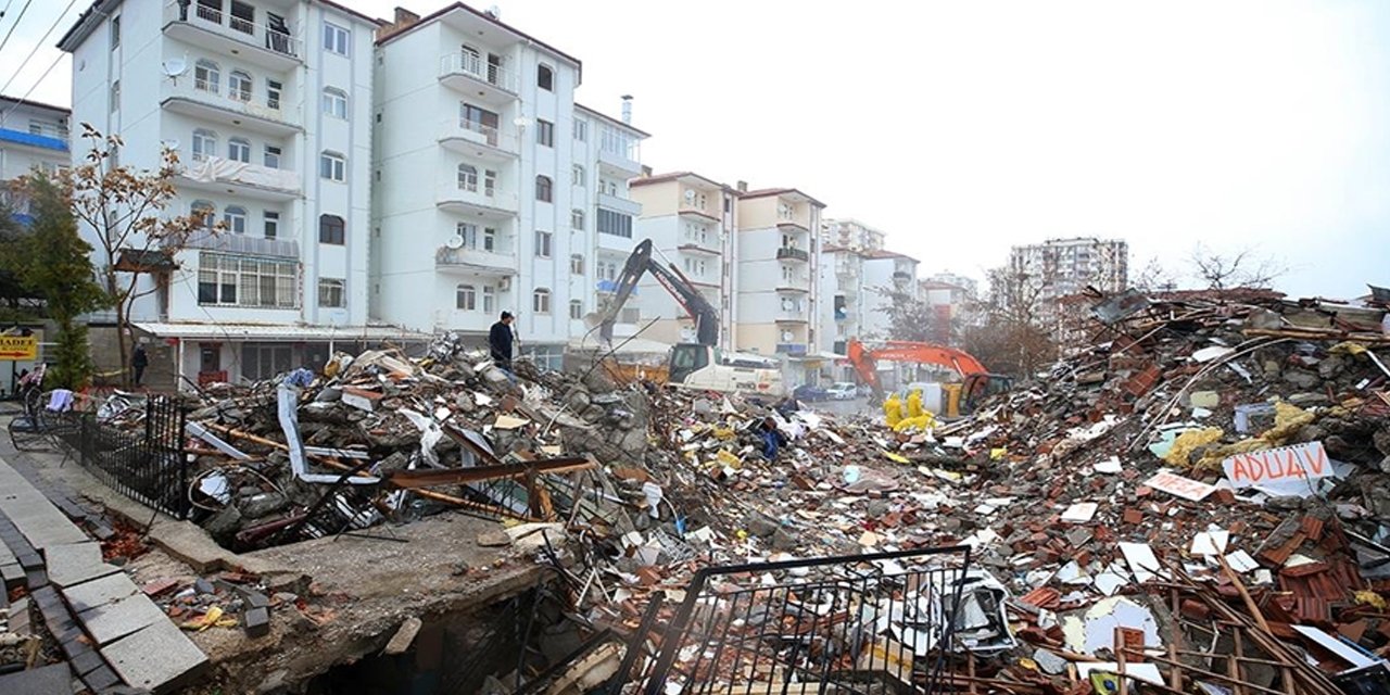 Malatya'da ağır hasarlı binalar yıkılıyor