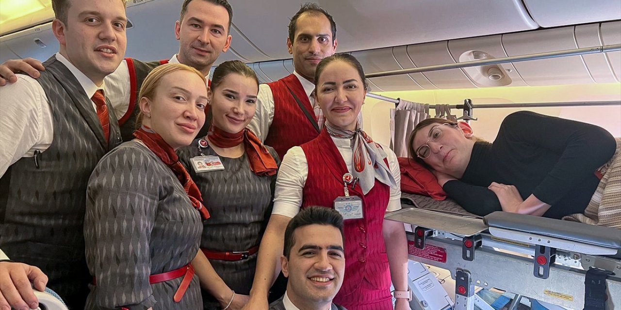 "Dünyanın en uzun boylu kadını'' Rumeysa Gelgi, THY seferiyle ABD'den döndü