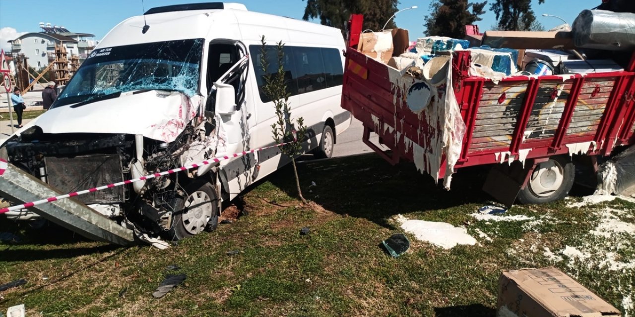 Öğrenci servisi ile kamyon çarpıştı