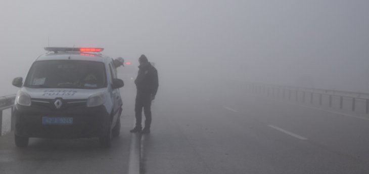 Konya'da sisle gelen zincirleme kaza! Jandarma aracına da çarptılar