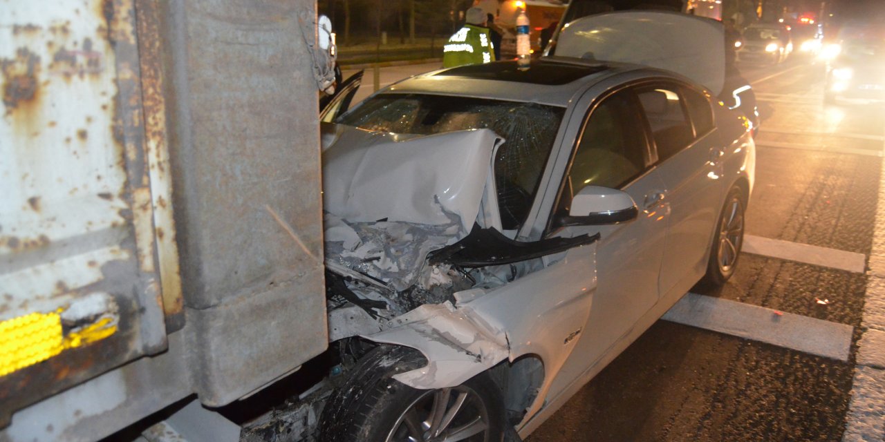 Konya Bulvarı'nda otomobil kırmızı ışıkta bekleyen TIR'a çarptı: 4 yaralı