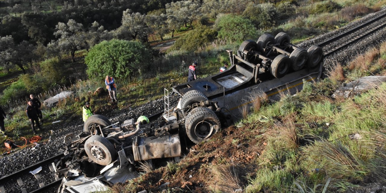 Demir yoluna devrilen kamyonun sürücüsü öldü