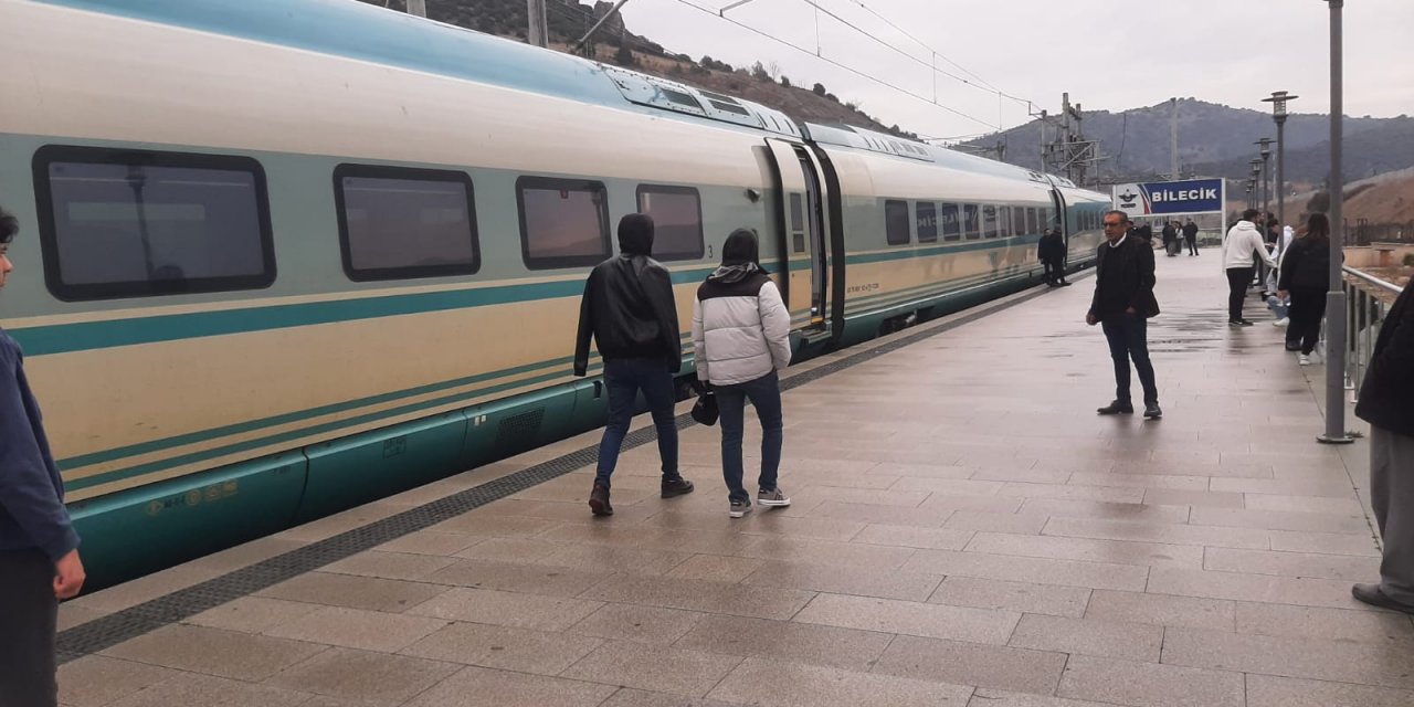 Nakil hattı koptu, Konya’ya gelen hızlı tren yolda kaldı