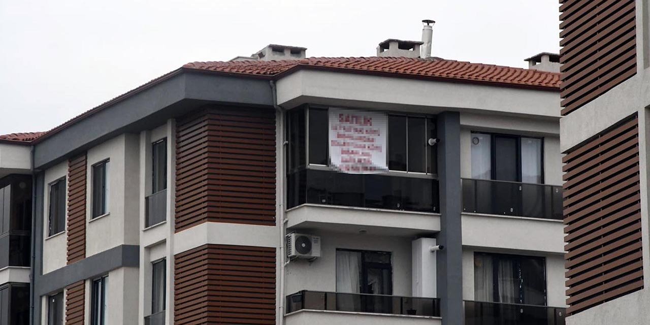 Komşularına kızan kadının evine astığı pankartta yazanı okuyan şaka sanıyor
