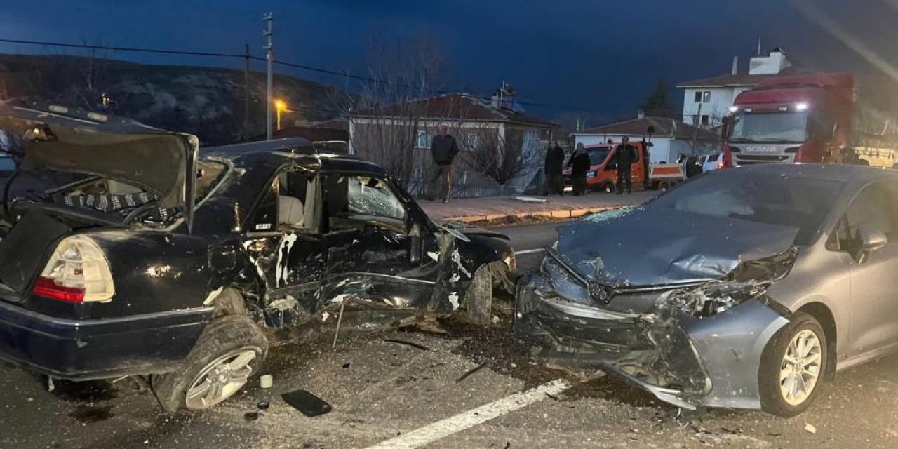 Lastiği patlayan otomobil kazaya yol açtı: 2 ölü, 2 yaralı