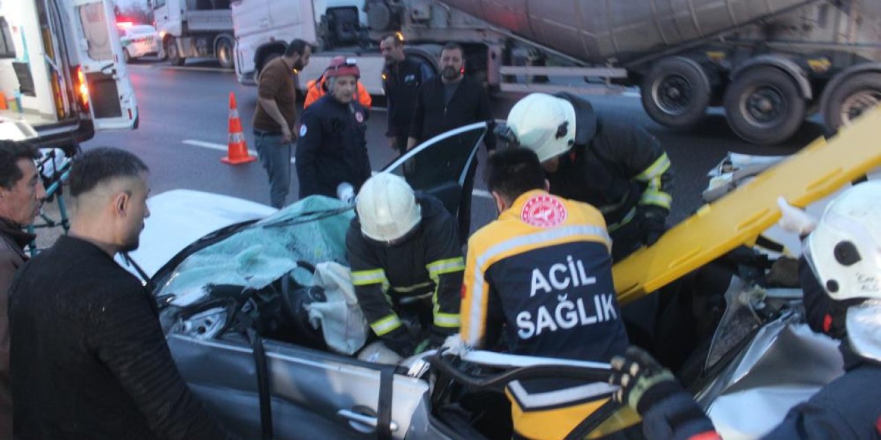 TIR'la çarpışan otomobilin sürücüsünü itfaiyeci hayata döndürdü