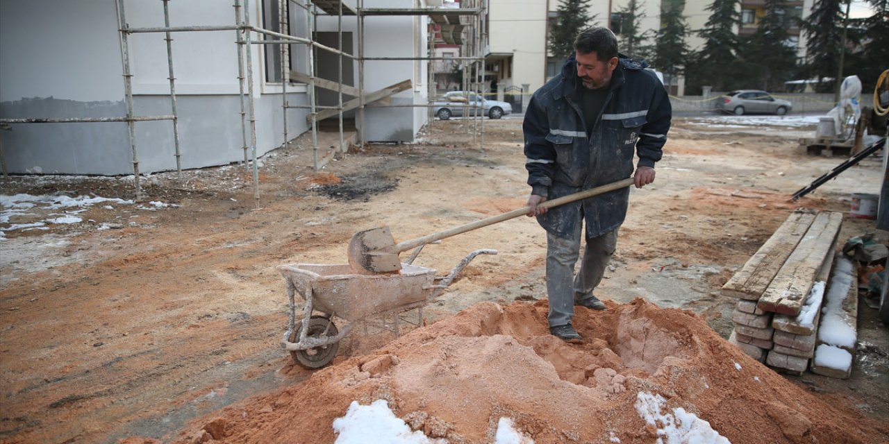 Şehit babası elinde kürekle oğlunun adını taşıyan merkezin inşaatında çalışıyor