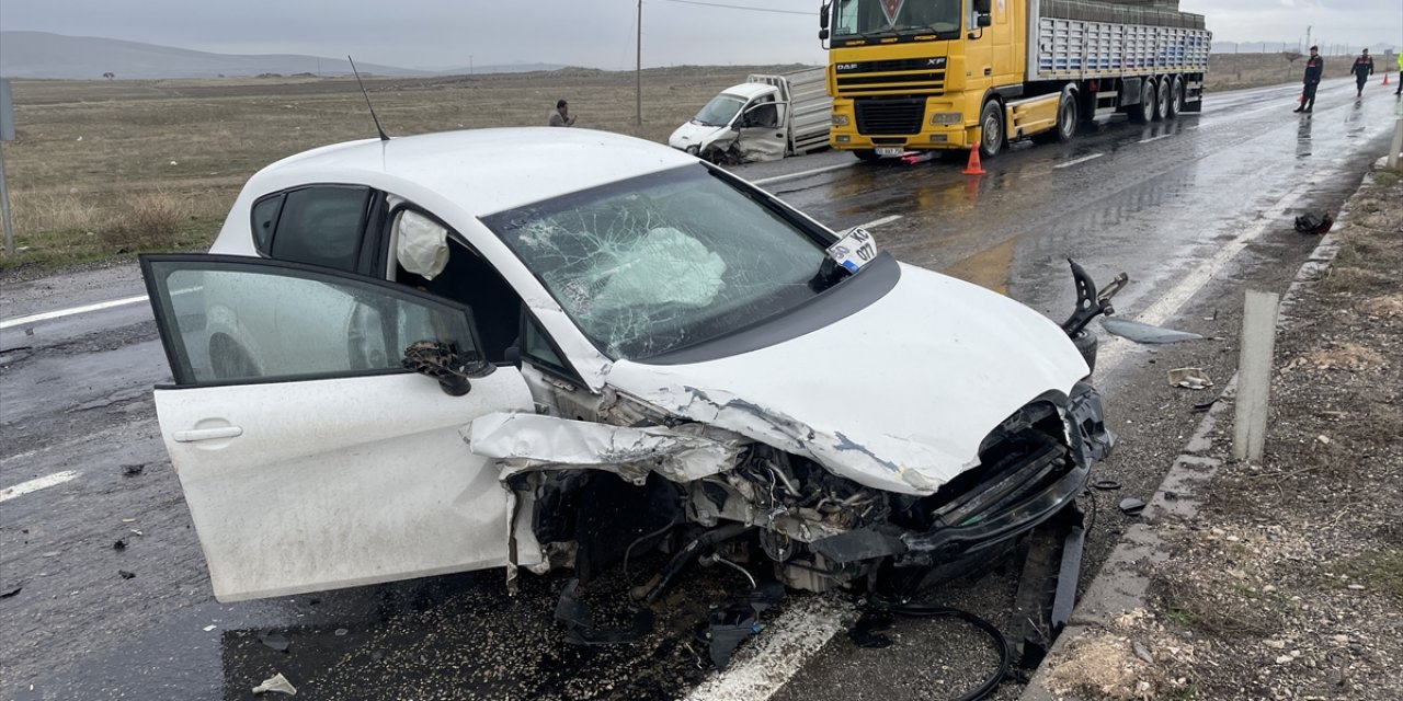 Kamyonet ile otomobil çarpıştı: 9 yaralı