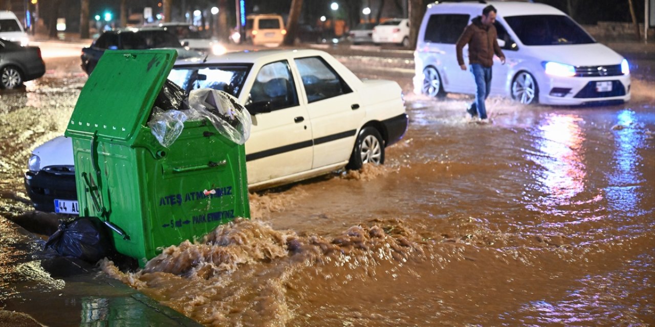 Depremin yıktığı şehirde sağanak yağış etkili oldu