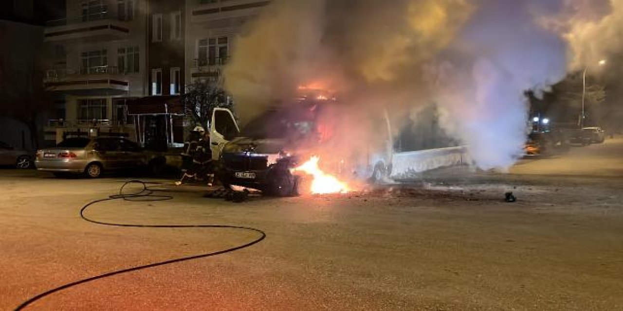 Park halindeki minibüste çıkan yangın, otomobile de sıçradı