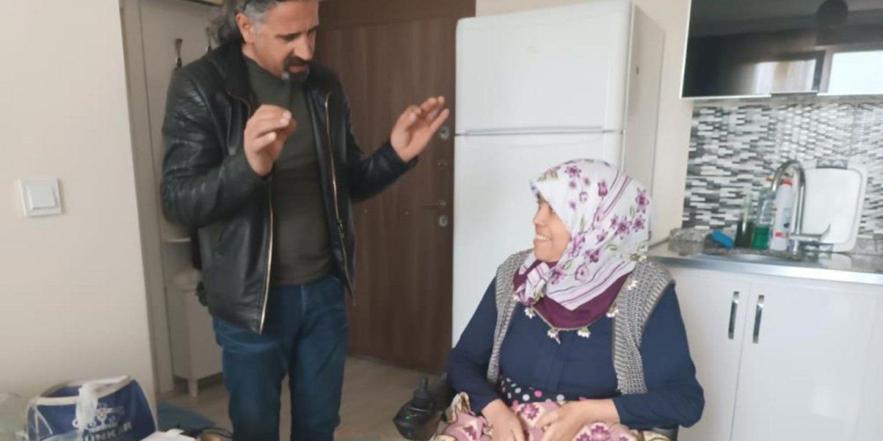 Engelli depremzedeye akülü sandalye desteği