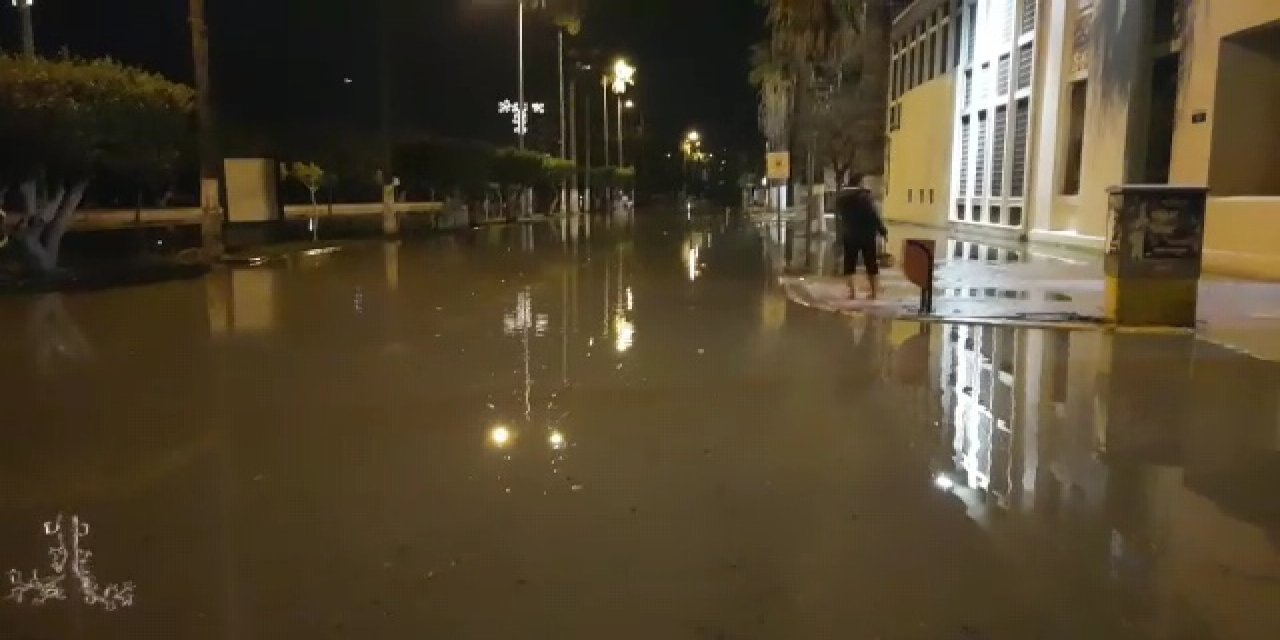 Depremin yıktığı İskenderun'da deniz yükseldi, su baskınları yaşandı