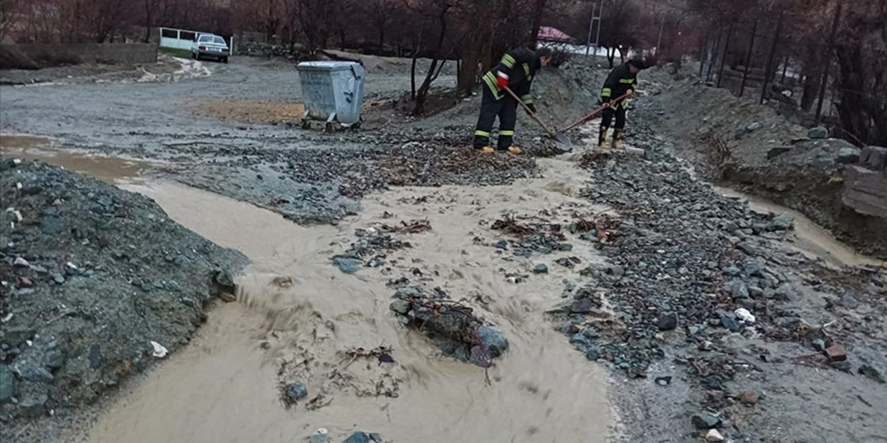Erzincan'da sağanak taşkınlara neden oldu