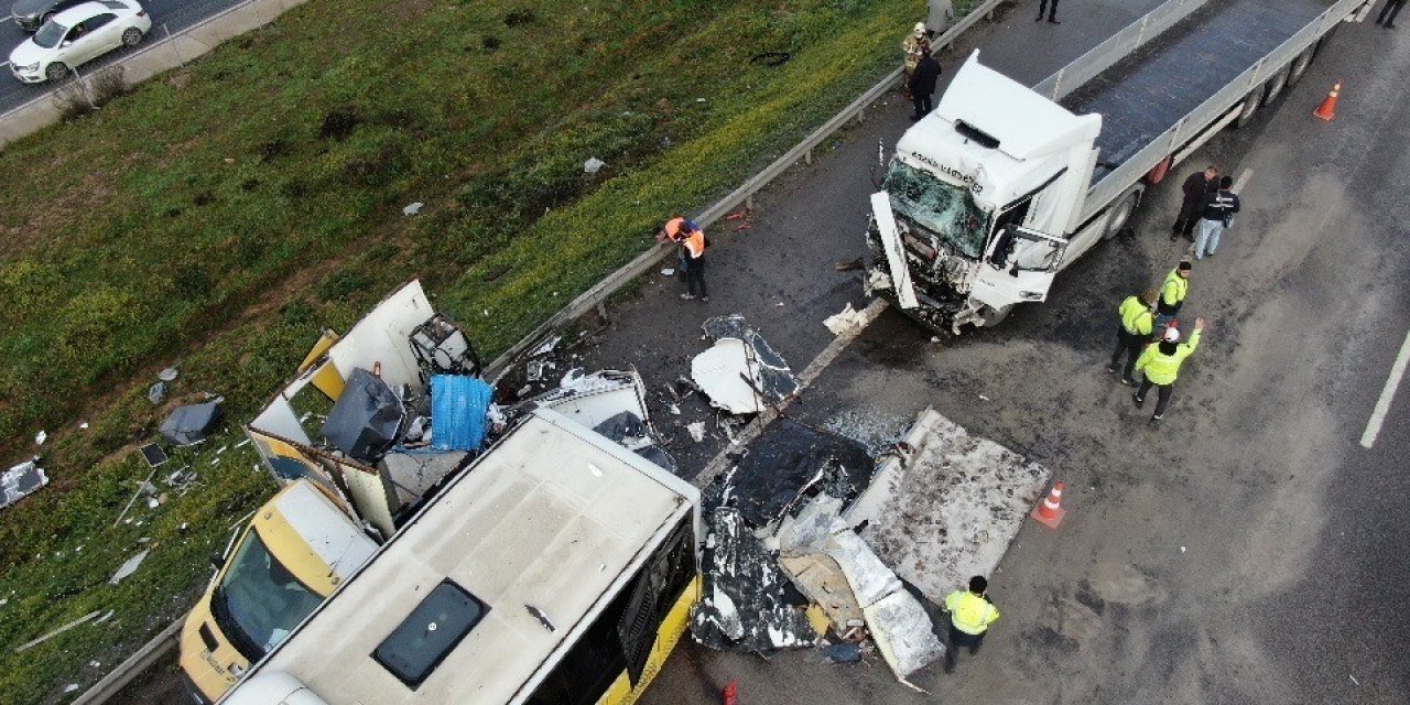 Otoyolda feci kaza! TIR, belediye otobüsü ile yol bakım aracına çarptı: 2 ölü