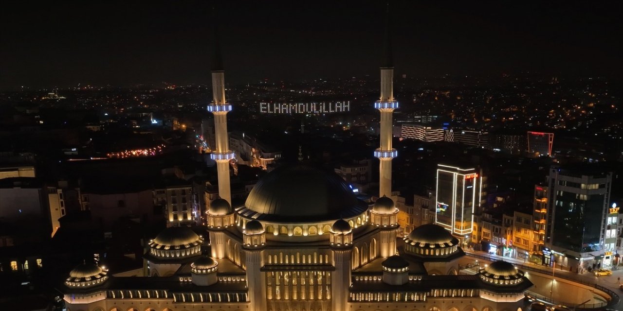 Taksim Camisi'nde "Elhamdülillah" yazılı ramazan mahyası