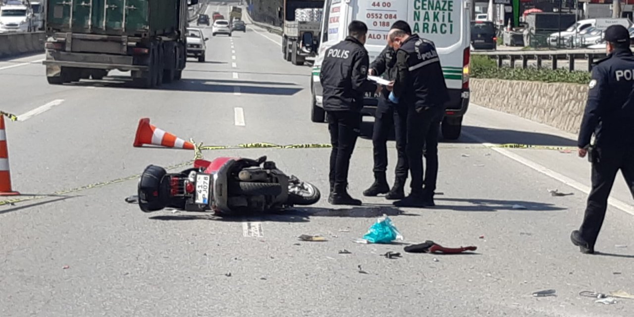 Devrilen motosiklet TIR’ın altında kaldı: 1 ölü, 1 yaralı