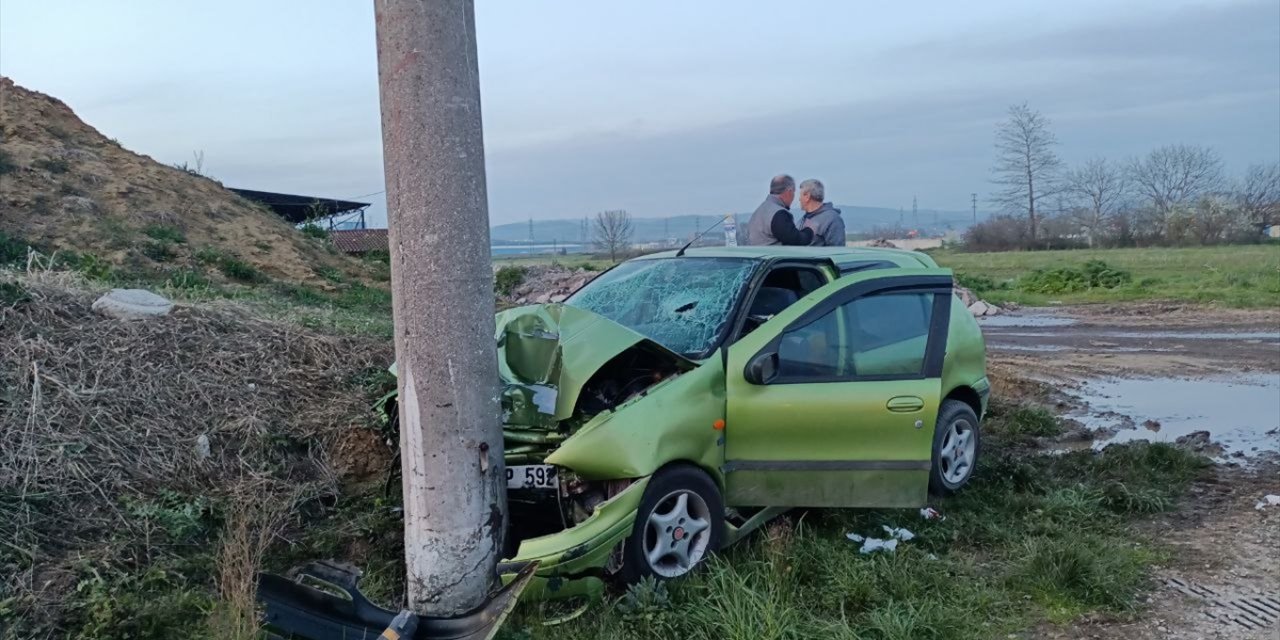 Aydınlatma direğine çarpan otomobildeki 2'si çocuk 4 kişi yaralandı