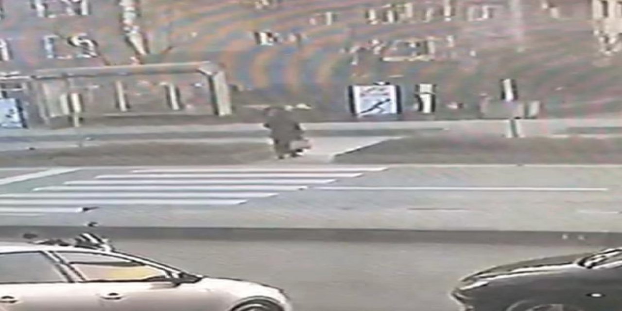 Otomobilin çarptığı kadının hayatını kaybettiği kaza anı kamerada
