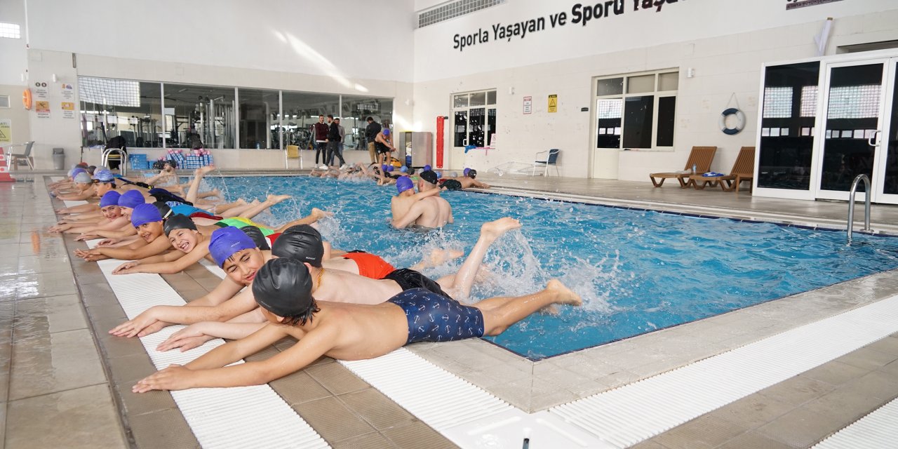 Konya’daki bu projeyle 4 bin 500 öğrenci yüzme öğrenecek