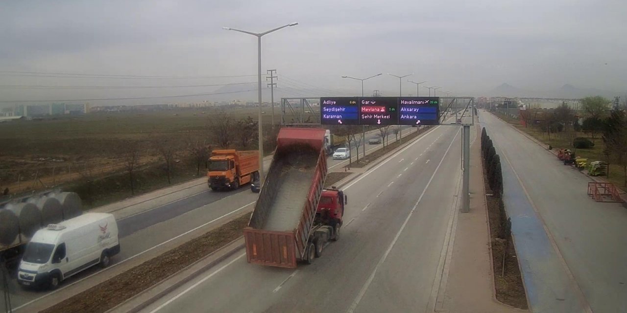 Konya’da damperi açık unutan kamyon sürücüsü “Hoş Geldiniz” levhasını devirdi