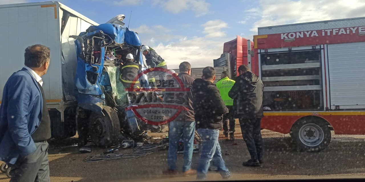 Konya’da kamyon TIR’a arkadan çarptı, sürücü kabinde sıkıştı