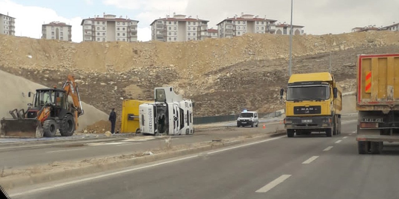 Konya’da devrilen hafriyat kamyonunun sürücüsü ağır yaralandı