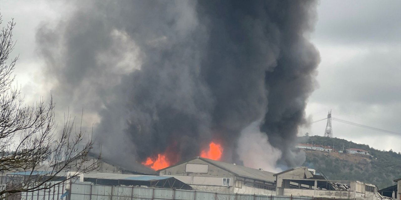 Son Dakika: Boya fabrikasında korkutan yangın! Patlama sesleri geliyor