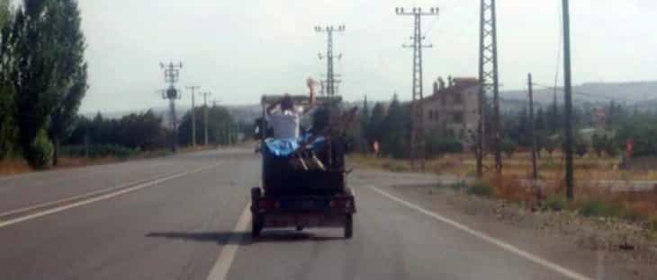 Görüntüler Konya'dan! Üç tekerlekli motosiklette oynayarak yolculuk yaptılar