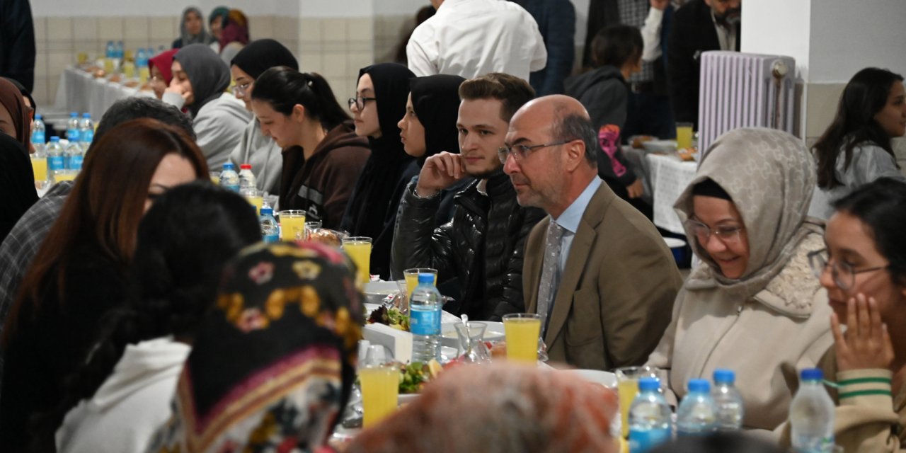 Başkan Pekyatırmacı, Konya’da misafir edilen depremzede öğrencilerle iftar yaptı