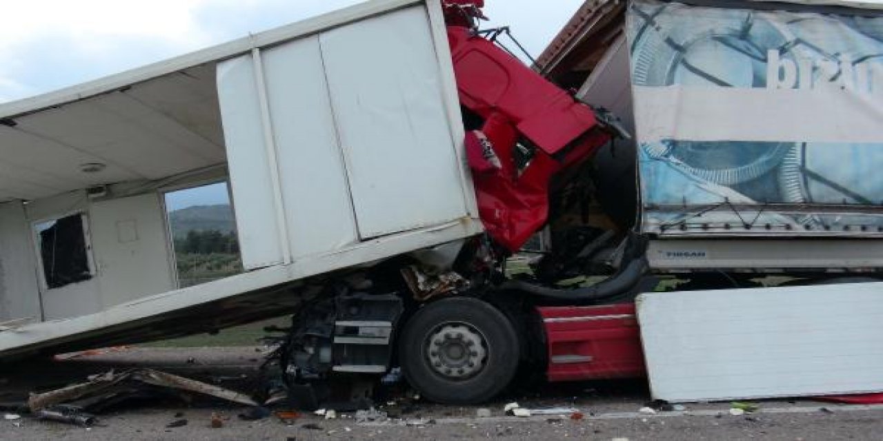 TIR, park halindeki TIR'a çarptı: 3 yaralı