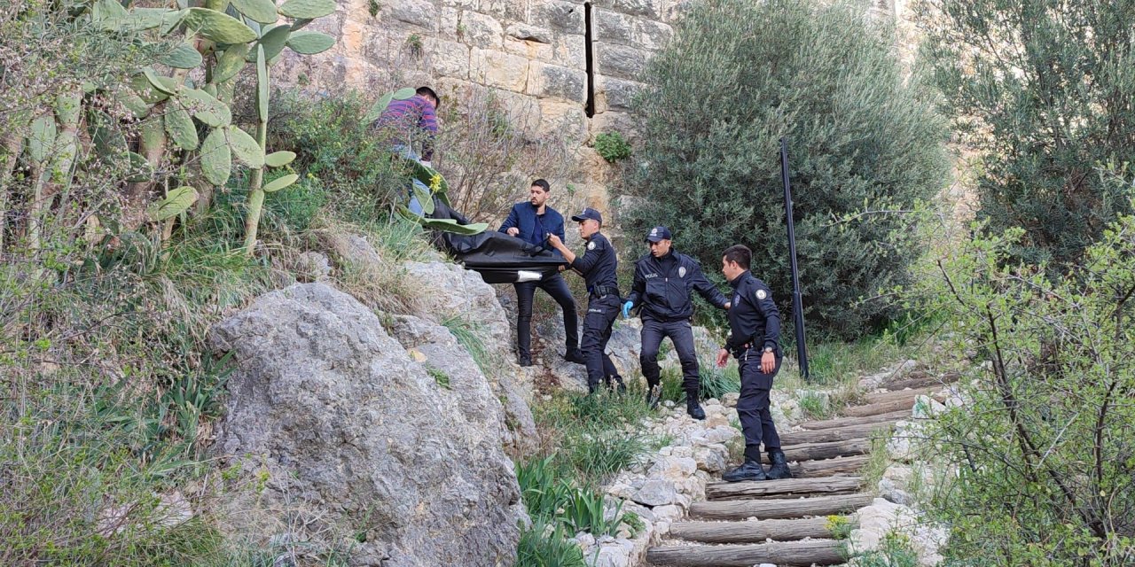 Tarihi kalenin surlarında erkek cesedi bulundu