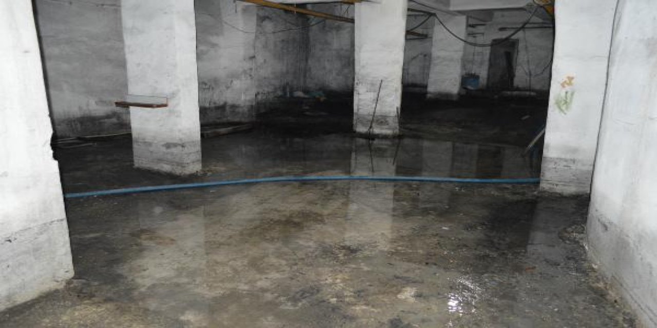 Depremin ardından apartmanın bodrumunu yer altı suyu basıyor