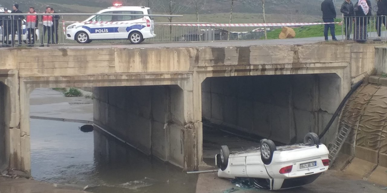 Dereye düşen otomobildeki 2 kişi yaralandı